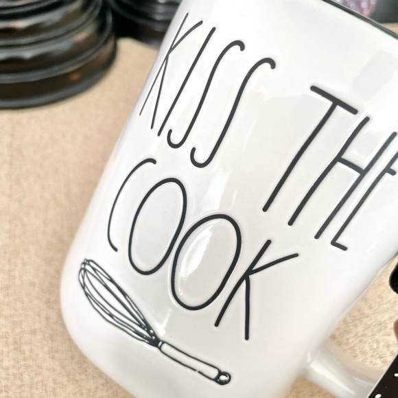 NWT Rae Dunn KISS THE COOK Ceramic Mug - Picture 2 of 4